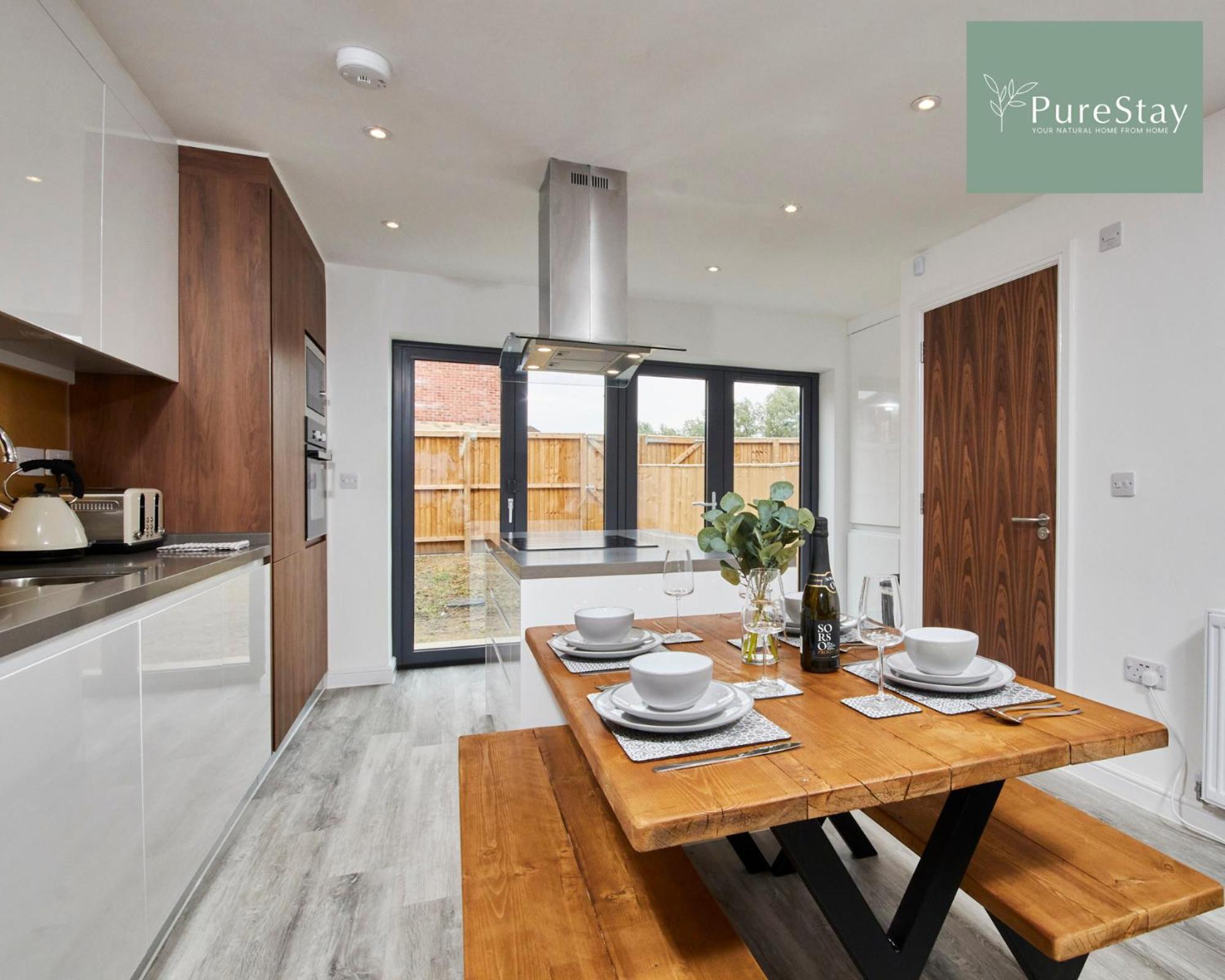 Stunning 5 Bed House With Parking By Purestay Short Lets & Serviced Manchester