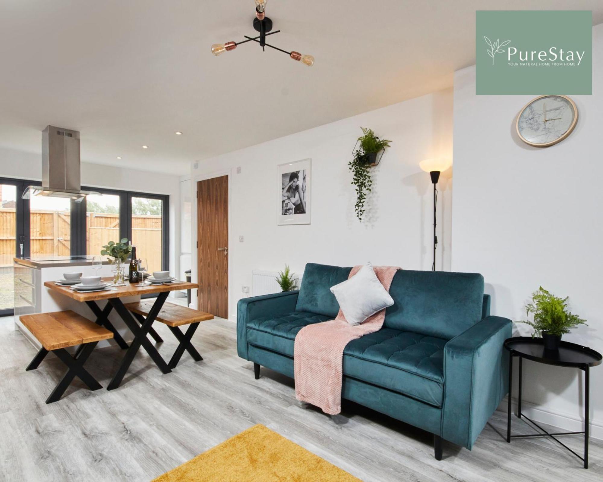 Stunning 5 Bed House With Parking By Purestay Short Lets & Serviced Manchester