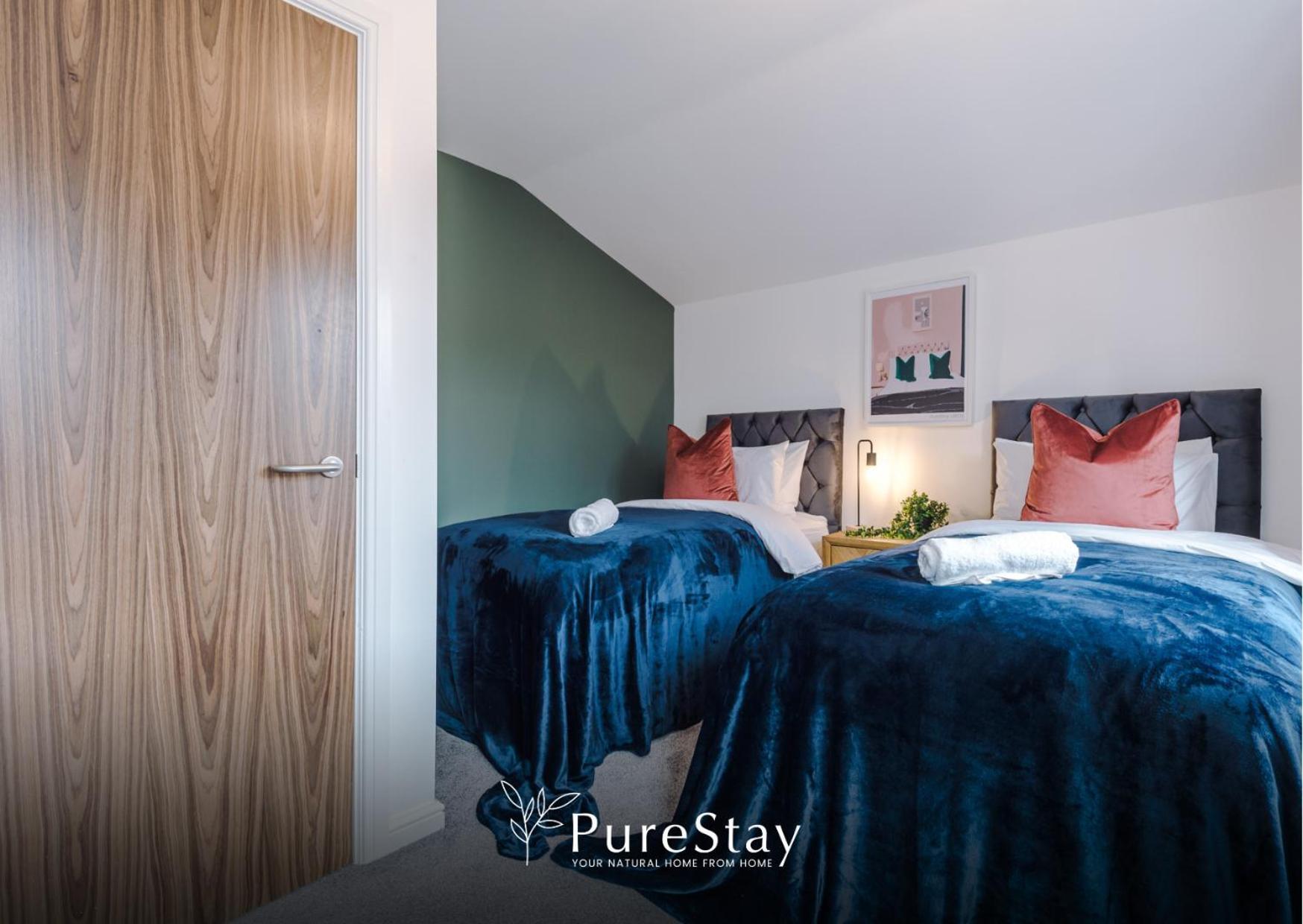 Stunning 5 Bed House With Parking By Purestay Short Lets & Serviced
